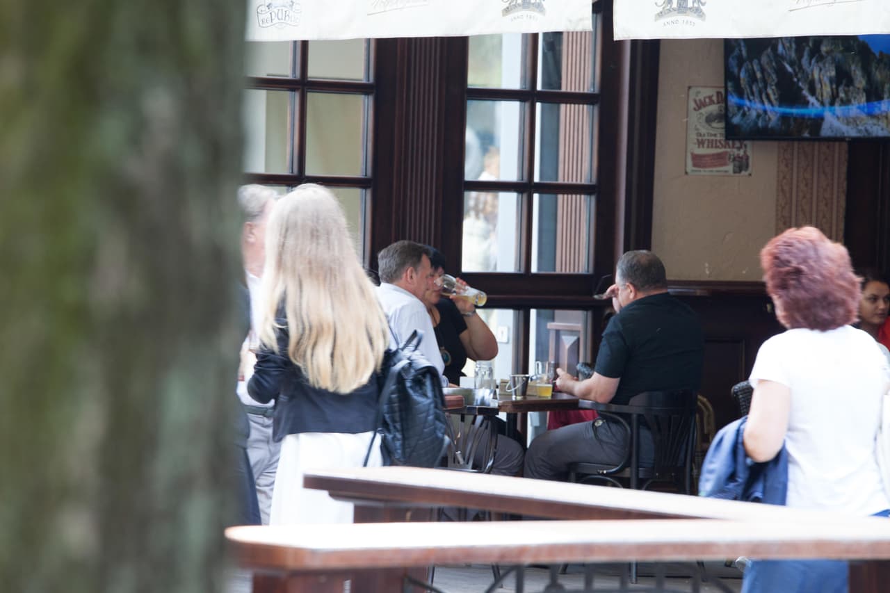 Teisėjai geria alų nepasibaigus darbo valandoms