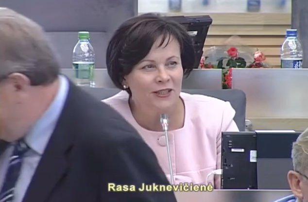 Teigiama, kad šaukštų direktorius yra susijęs su konservatoriais