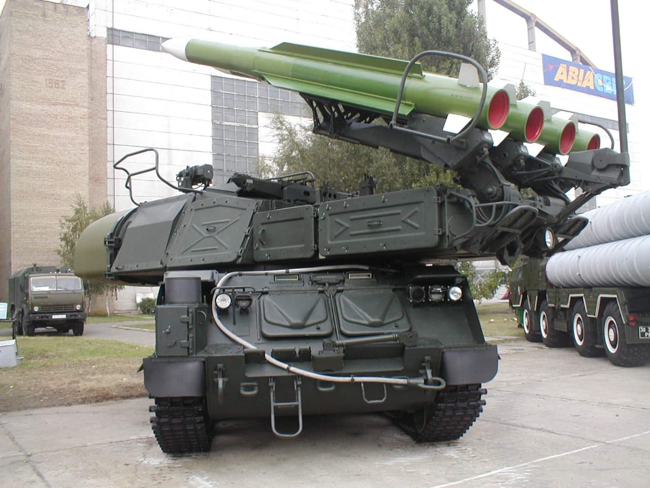 BUK kompleksas su raketomis 9M38. Ukrainos armijos (http://pvo.guns.ru/images/other/ukraine/aviasvit02) nuotr.