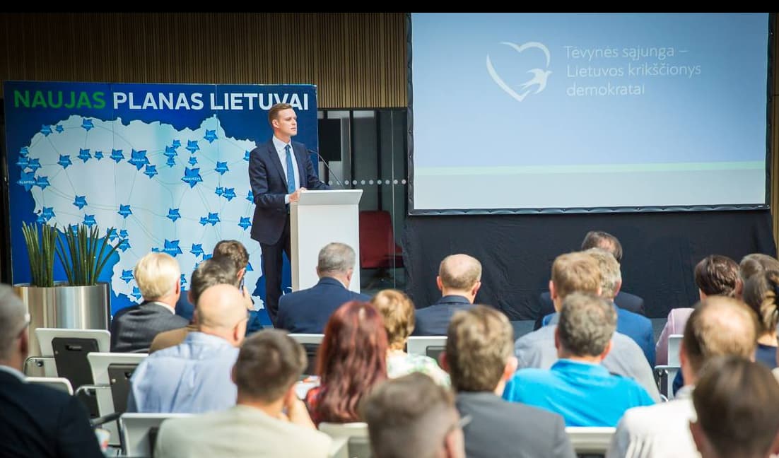 Konservatorių siūlomas naujas planas (senieji planai nesuveikė) turėtų išgelbėti Lietuvą. Kai 2016 m. Seimo rinkimus laimės konservatoriai, didės atlyginimai ir pensijos, išvykusieji sugrįš, eksportas augs, suklestės regionai, Lietuva eis sėkmingų valstybių keliu, nebenyks kaimai ir miesteliai, kiekvienas norintis gaus gerą išsilavinimą, bus sukurta galimybė dirbti ir užsidirbti visoje Lietuvoje, bus užtikrintas ekonomikos augimas, bus sukurta europietiška gerovė ir t. t. Nuotraukoje konservatorių lyderis Gabrielius Landsbergis. Nuotr. facebook.com.