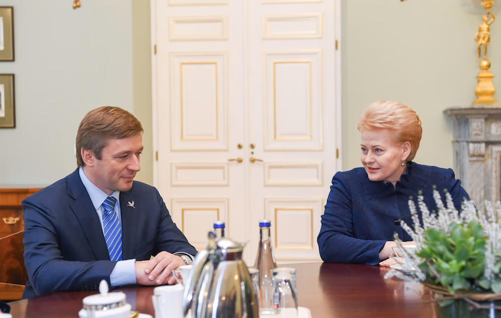 Seimo nario Lino Balsio teigimu, Karbauskis (kairėje) klusniai kartoja tai, ką pasako Grybauskaitė (dešinėje). Nuotr. prezidentas.lt