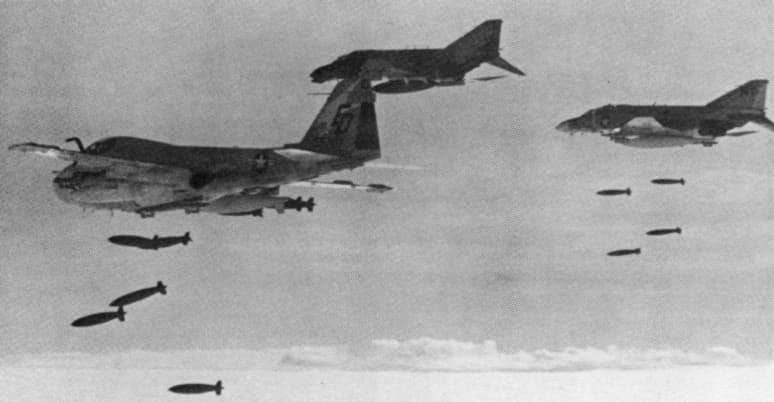 NATO bombarduoja Kambodžą (1970-1973 m. nuotrauka).