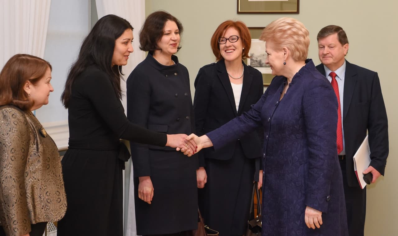 Žurnalistų etikos inspektorė Gražinai Ramanauskaitė-Tiumenevienė (trečia iš kairės). Nuotr. prezidentas.lt