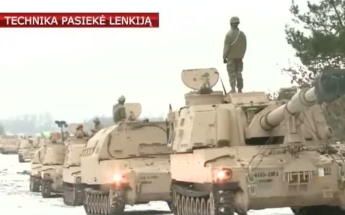 Lenkiją pagaliau pasiekė pirmieji tūkstančiai JAV tankų, šarvuočių ir kitos technikos