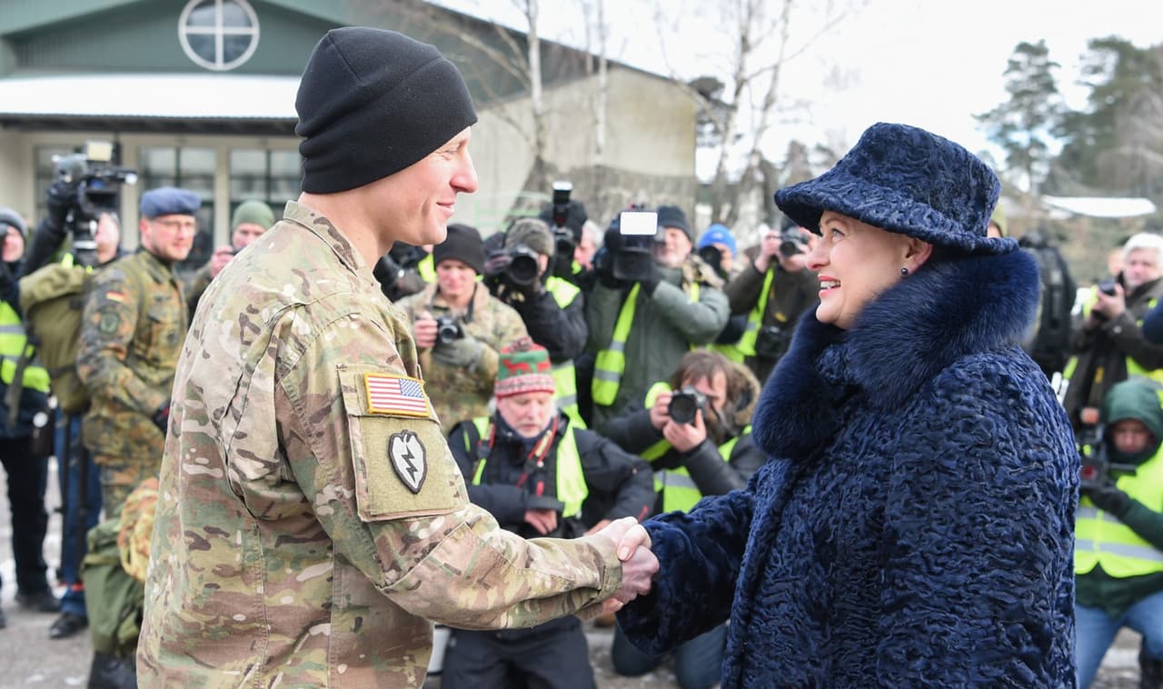 Lietuvos Respublikos Vyriausybės ir JAV Vyriausybės susitarimas dėl bendradarbiavimo gynybos srityje labai reikalingas Lietuvai ir jos žmonėms. Tačiau kažkas piktybiškai suinteresuotas, kad toks susitarimas būtų pasirašytas pažeidžiant Konstituciją, kas labai pakenktų Lietuvos prestižui ir skatintų nepasitikėjimą Lietuva, kaip teisine ir demokratine valstybe. Nuotr. facebook.com