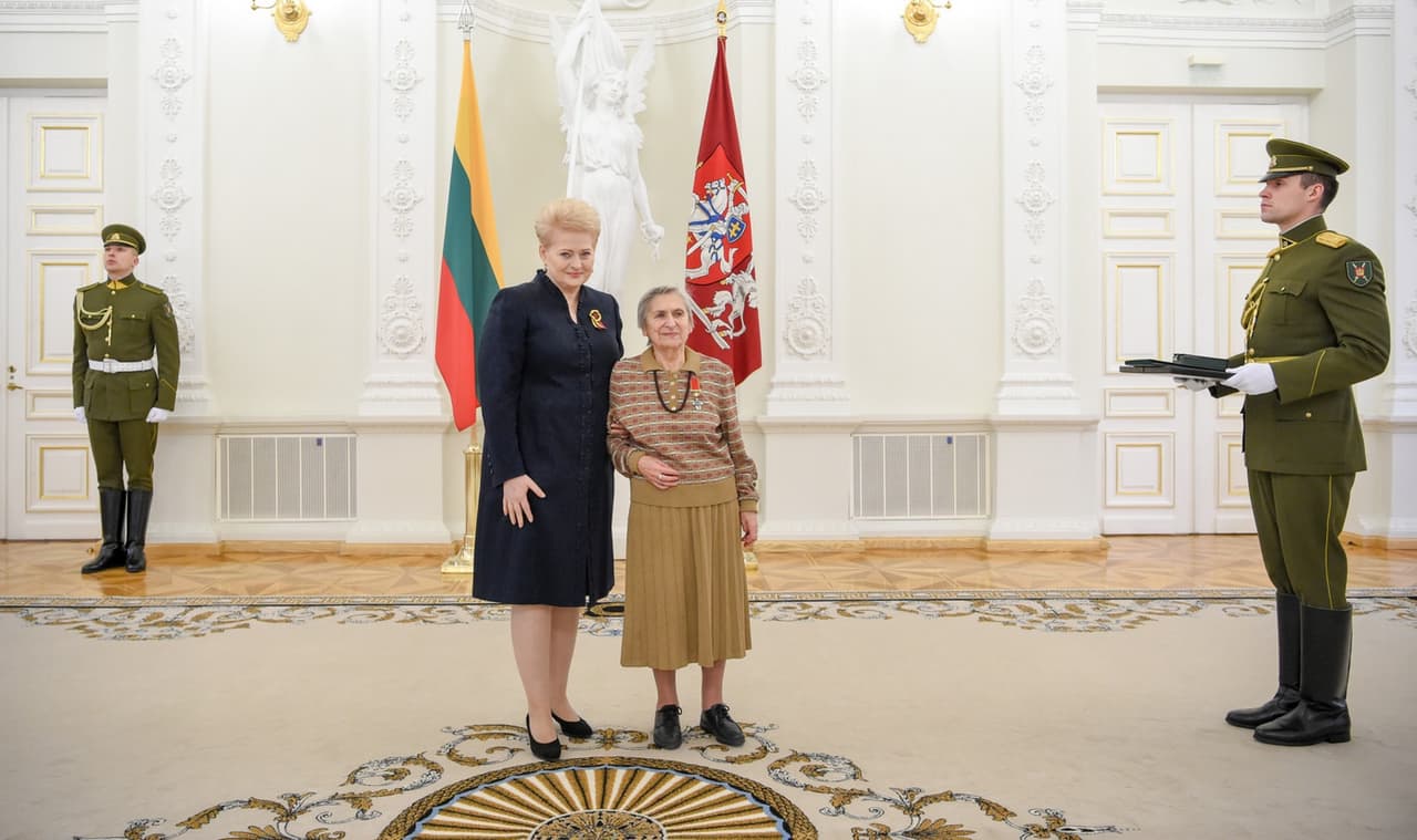 Apibendrintos biografijos NKVD gaisrininko (vėliau tremtinio) duktė, kolaborantė, Lietuvos Nepriklausomybės priešininkė, komunisto Mykolo Burokevičiaus bendražygė, Rusijos Federacijos valstybės paslaptis, prezidentė Dalia Grybauskaitė ir Fania Jocheles–Brancovskaja.Nuotr. prezidentas.lt