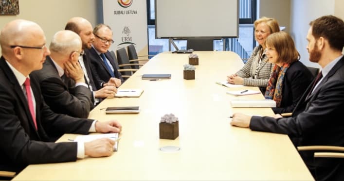 Su JAV valstybės departamento pareigūne aptarti aktualūs regiono saugumo klausimai ir politika Rusijos atžvilgiu