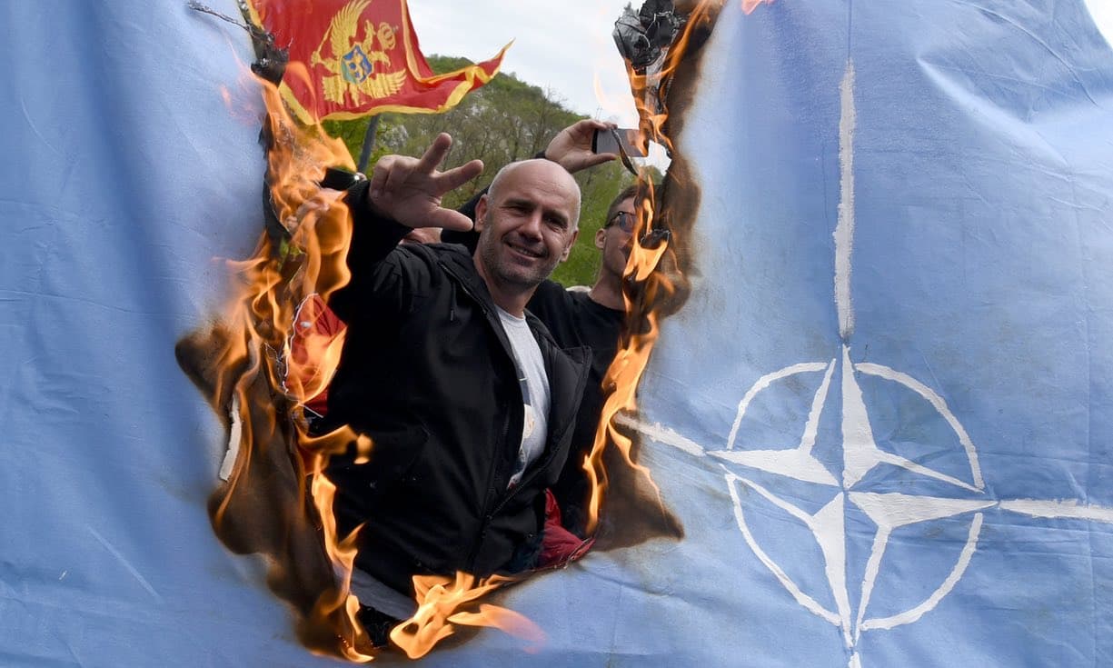 Juodkalnijos valdžia pasiprašė į NATO, kuri vos prieš 18 metų ją bombardavo