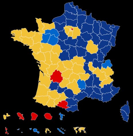Mėlyna spalva pažymėta teritorija, kurioja balsuojama už M. Le Pen, geltona - už E. Makroną, žydra - (pirmajame ture) už Fransua Fijoną (François Fillon), raudona - už Žaną Liuką Melenšoną (Jean-Luc Mélenchon).
