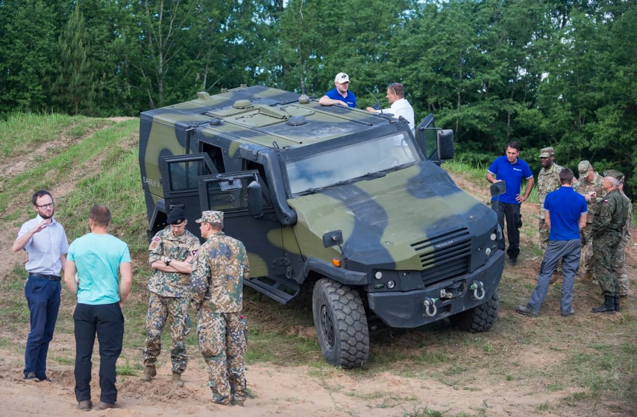 Lietuvos ir sąjungininkų kariuomenių atstovams pristatomos šarvuoto visureigio „Eagle V“ galimybės
