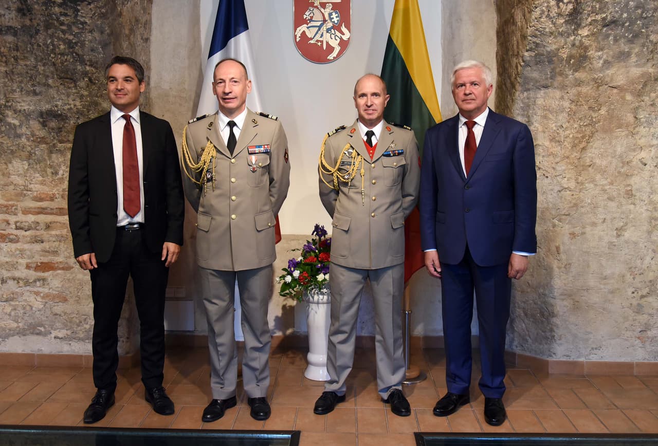 (Iš kairės): Prancūzijos ambasadorius Lietuvoje Filipas Žanto, tarnybą baigęs plk. ltn. A. Mulija, naujasis Prancūzijos gynybos atašė Lietuvai plk. S. Liochleiteris ir krašto apsaugos viceministras Vytautas Umbrasas. G. Maksimovicz (KAM) nuotr.