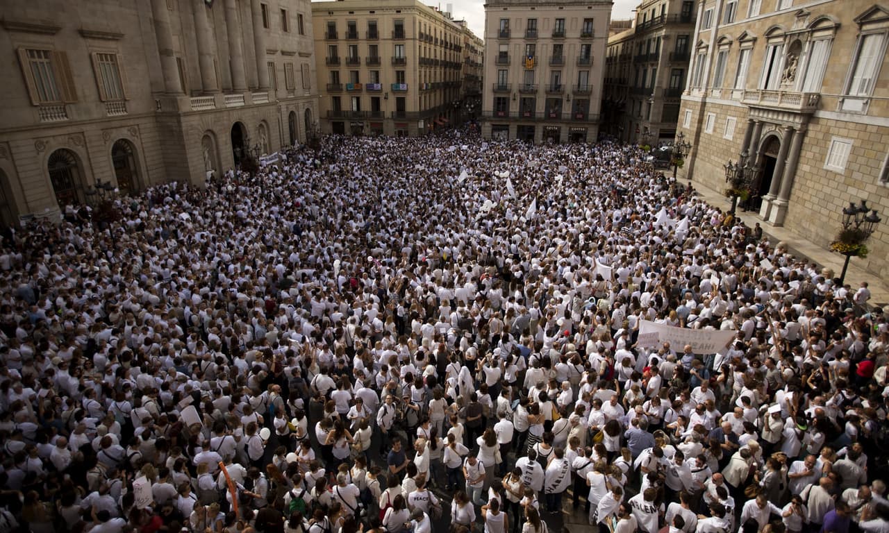 Tūkstančiai protestuotojų Barselonoje ir Madride reikalauja Ispanijos valdžios derėtis su katalonais