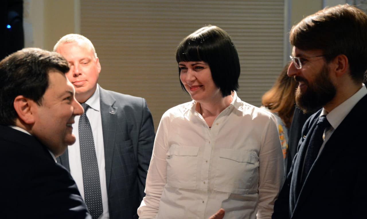 Žaliųjų valstiečių ir liberalų duonos krimtusi D. Šakalienė (antra iš dešinės) sustiprino socialdemokratus. Nuotr. facebook.com