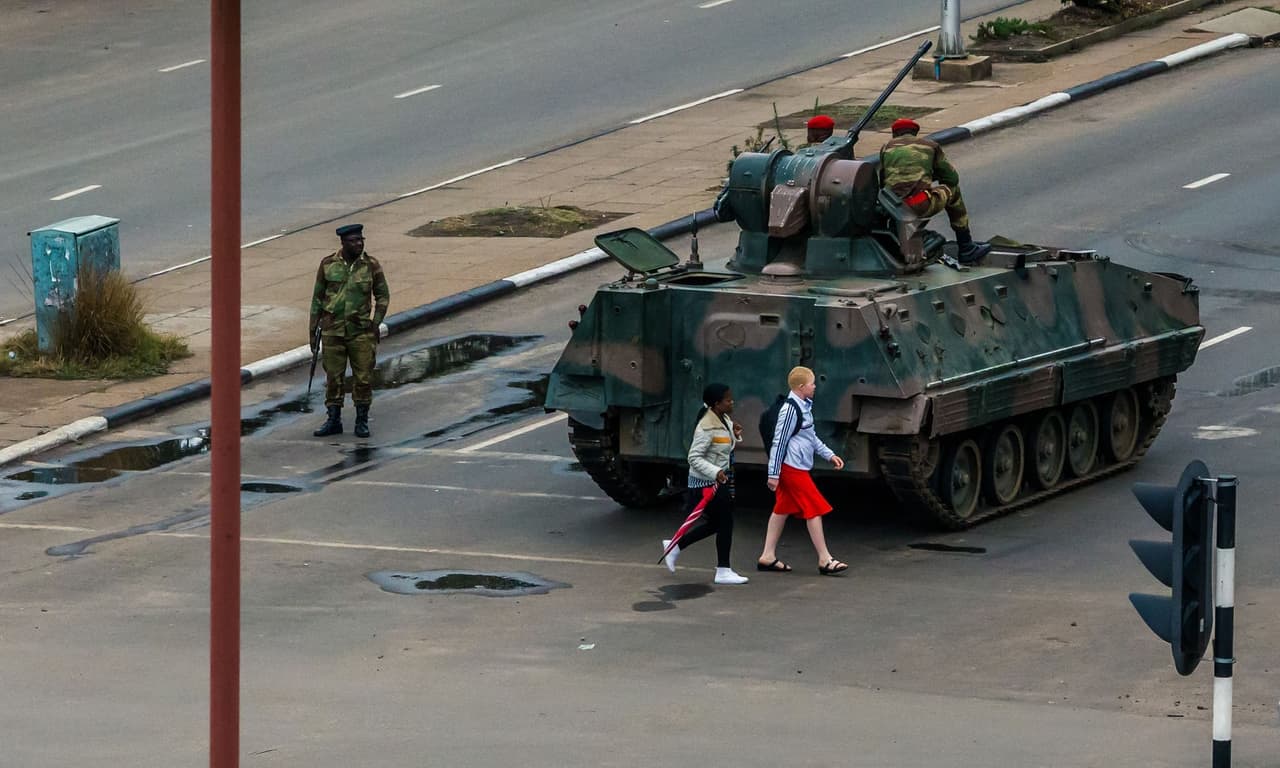 Zimbabvę dabar kontroliuoja karinė chunta, sostinės Hararės gatvėse visur matyti tankai.