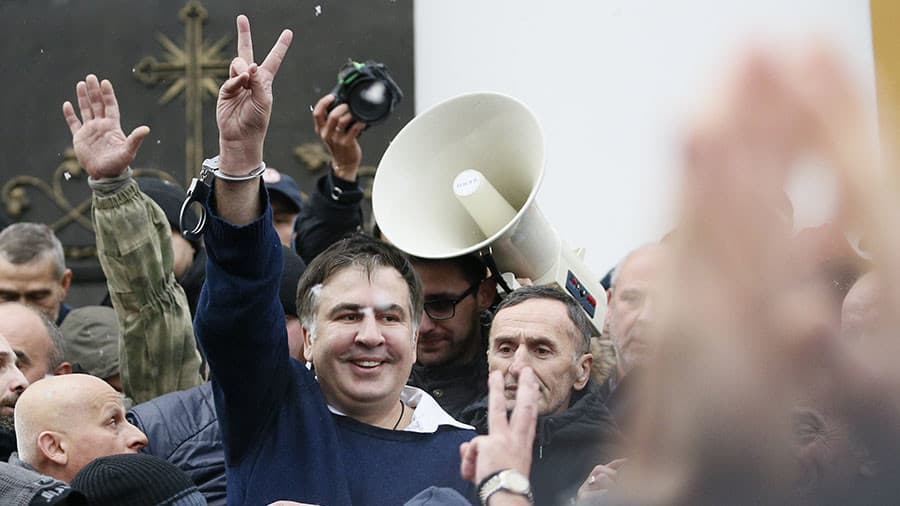 Nepavykus suimti M. Saakašvilio, Kijeve statomos barikados, blokuojami keliai, reikalaujama P. Porošenkos atsistatydinimo