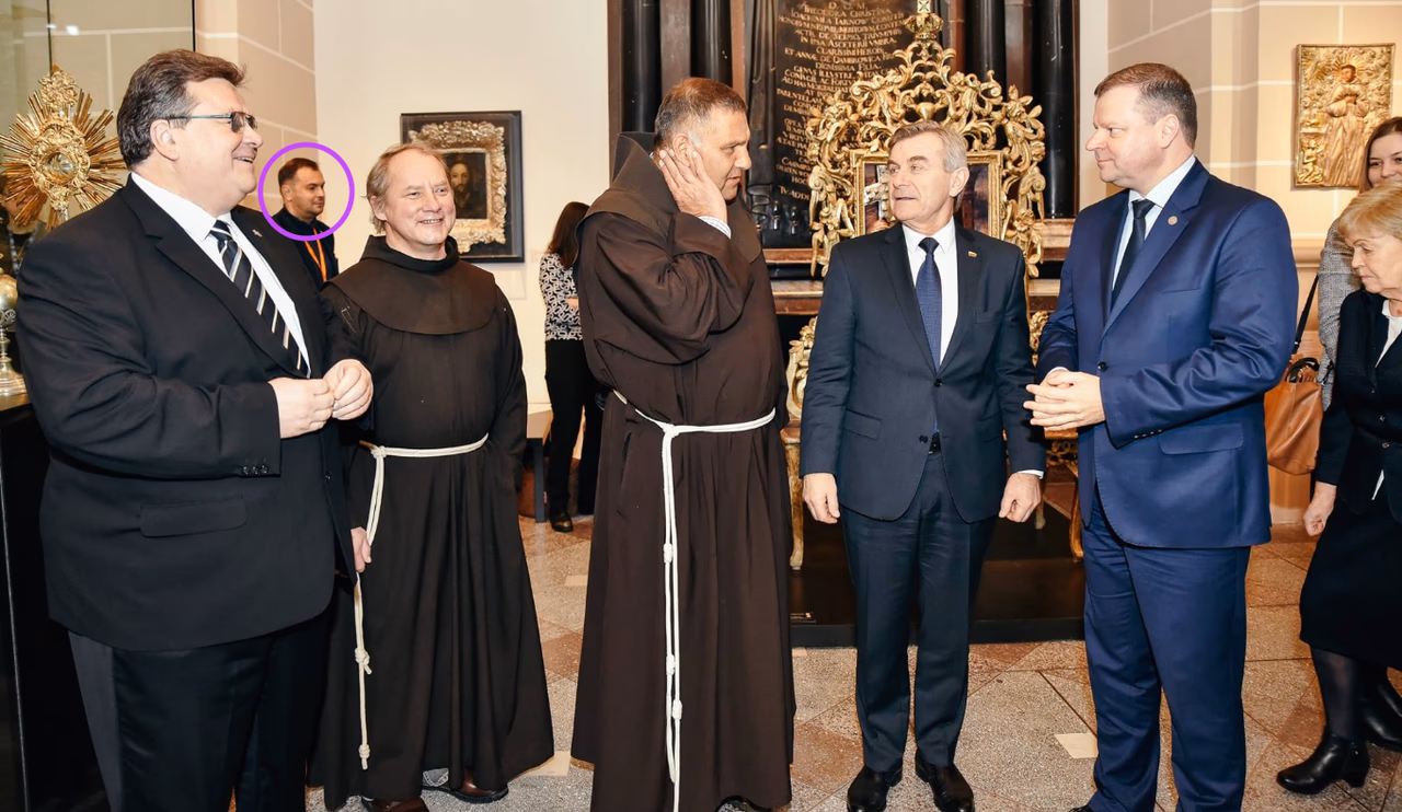 Firmos „Pirmoji kava“ vadovas Jogaila Morkūnas (galvutė apibraukta violetiniu apskritimu). Nuotr. facebook.com