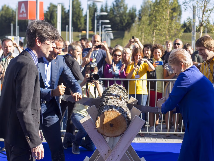 Prezidentė D. Grybauskaitė pielavoja Ikea rąstą.