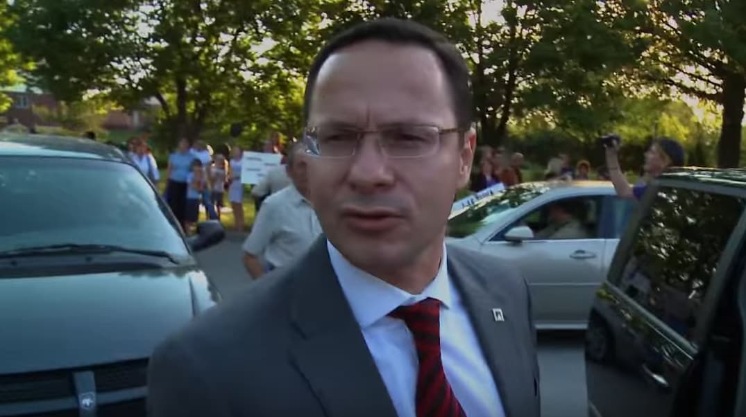 Tiesa giliai paslėpta po dūmų uždanga