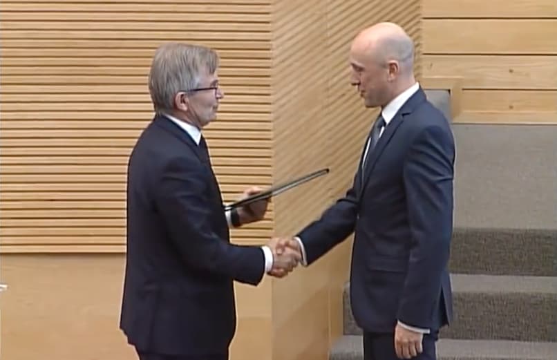 Vienas patikimiausių politinės korupcijos garantų iš Seimo palydėtas plojimais ir gėlėmis