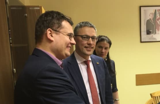 Konservatorius L. Kasčiūnas (kairėje) ir žaliasis valstietis V. Bakas (viduryje). Nuotr. facebook.com