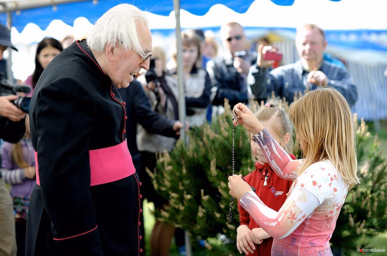 Pedofilijos ir žudymų istorija bei valstybės ir advokato G. Černiausko pastangomis pradingusios mergaitės (stovi dešinėje) likimu rūpinosi ir monsinjoras Alfonsas Svarinskas, apie kurį valstybinis-komercinis transliuotojas LRT parodė dokumentinį filmą, kurį galima pasižiūrėti puslapio apačioje.