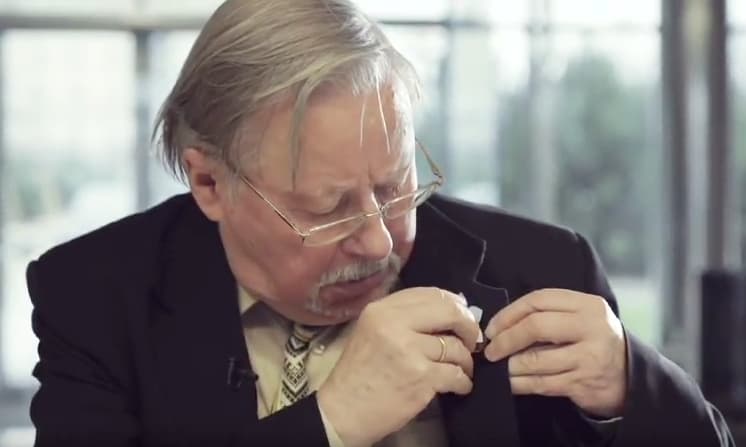 Vytautas Landsbergis – nemažai prisidirbęs konservatorių senolis – puošia savo švarko atlapą konservatorių bendruomenės neužmirštuole.