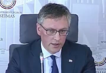 R. Juknevičienė, dėl jos brolio sąsajų su Kremliumi, grėsmės nekelia
