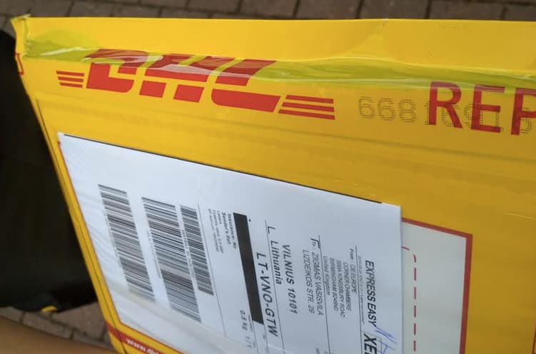 Generalinis prokuroras supažindintas su daugybe nusikaltimų, tame tarpe dėl ne pirmą kartą atplėšiamų DHL vokų