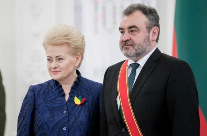 KT įstūmęs valstybės politinę sistemą į kampą, bando išsiplauti mundurą, teigdamas, neva būtina keisti Konstituciją