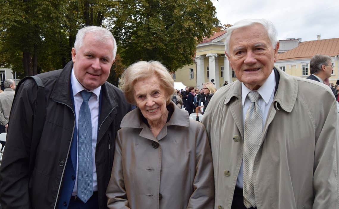 Anušauskinių KGB sąrašų skelbėjas Avydas Anušauskas (kairėje) ir slapto kalėjimo steigėjas prezidentas Valdas Adamkus (dešinėje). Nuotr. facebook.com