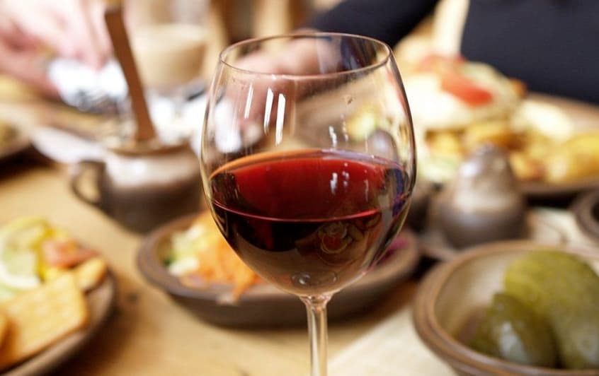 Jeigu prie vaikų vartojamas alkoholis, turėtų būti bent vienas suaugęs asmuo, kuris jo nevartoja