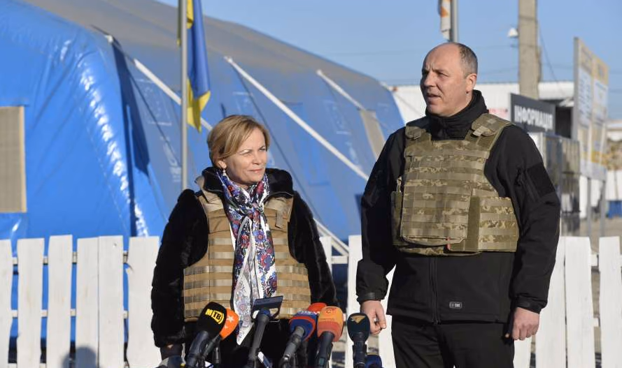 R. Juknevičienė (kairėje). Nuotr. http://rada.gov.ua