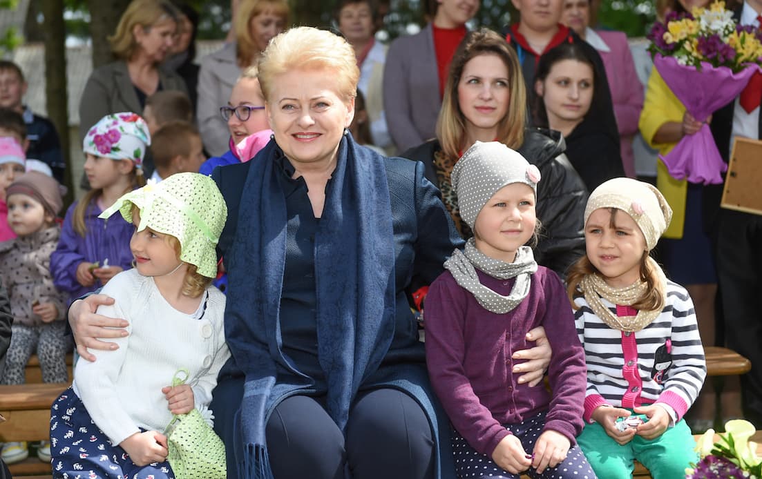Prezidentė D. Grybauskaitė ir vaikai – neatsiejamas naujųjų Lietuvos laikų simbolis.