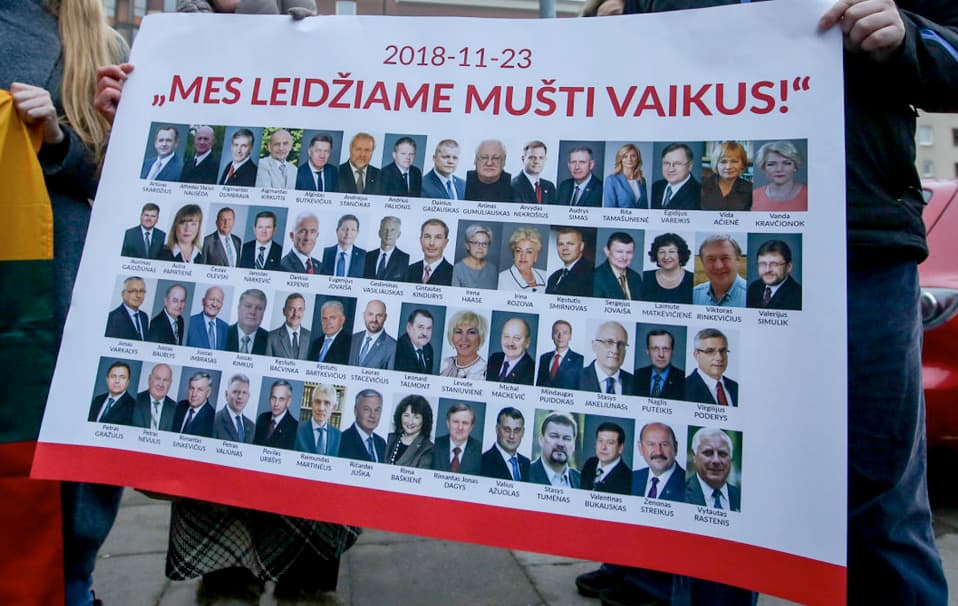 Vieno iš mitingo dalyviai paviešino 58 politikų sąrašą, kurie pasisako už vaikų mušimą.