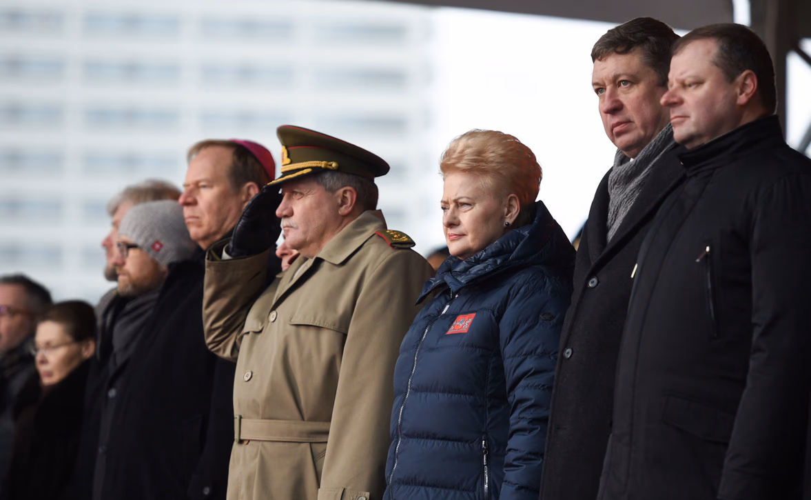Prezidentė D. Grybauskaitė (trečia iš dešinės) labai mėgsta paveiksluotis su vaikais bei stebėti karinius paradus. Nuotr. prezidentas