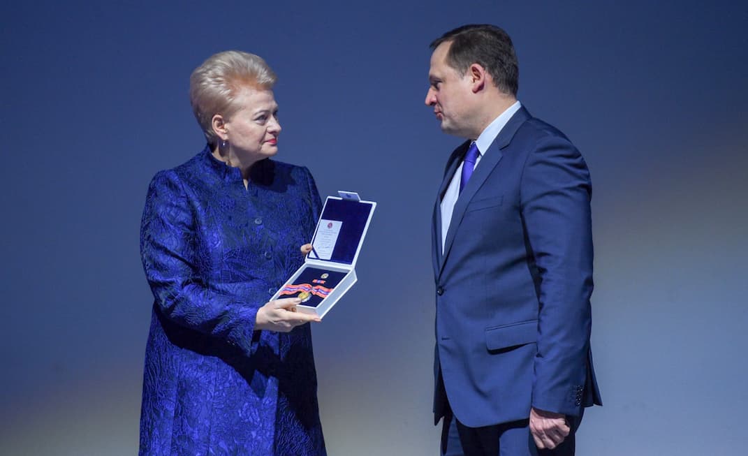 Prezidentę apdovanojo jos nuolankus statytinis. Nuotr. prezidentas.lt