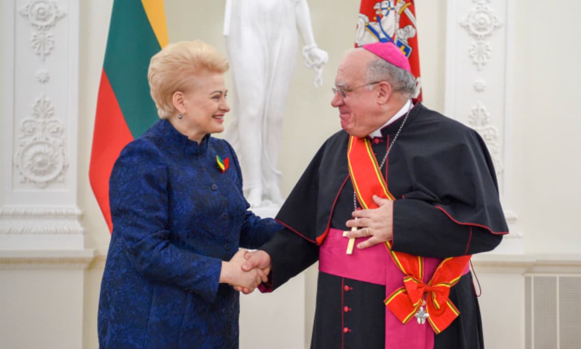 Iškilminga apdovanojimų akimirka. Nuotr. prezidentas.lt