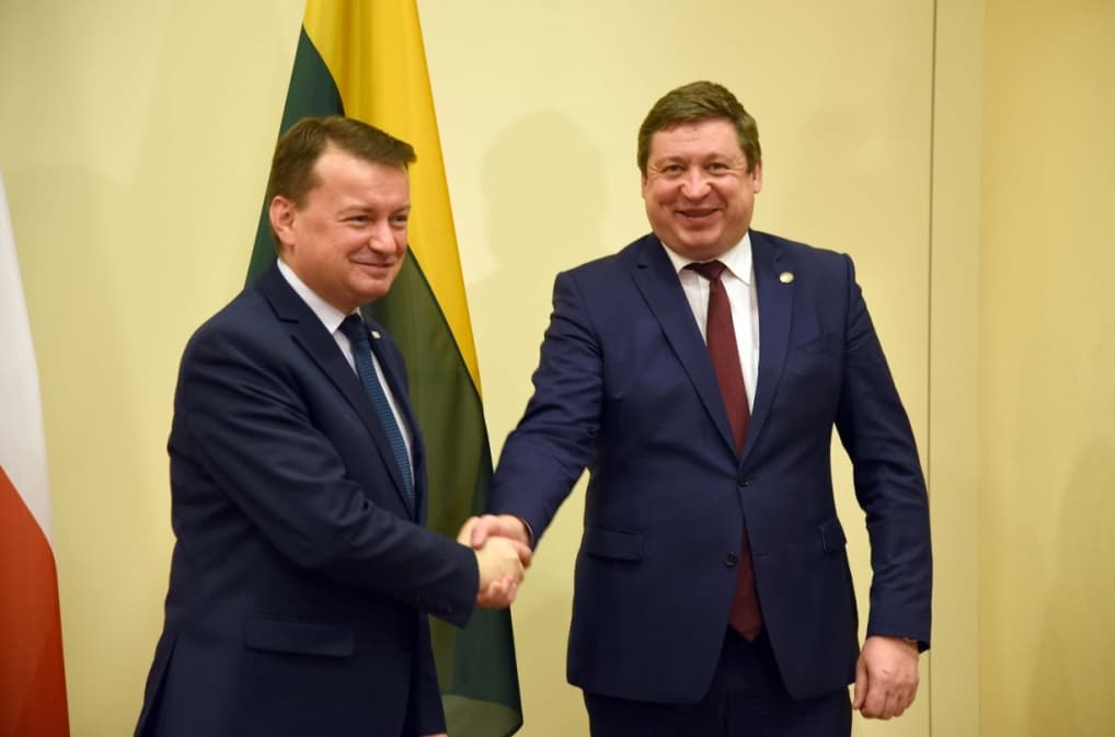 G. Maksimovicz (KAM) nuotraukoje - 2018 m. lapkričio 24 d. prie Lietuvos inicijuoto Europos Sąjungos kibernetinių greitojo reagavimo pajėgų kūrimo projekto oficialiai prisijungė Lenkija. Ketinimų protokolą (angl. Declaration of Intent) pasirašė Vilniuje viešintis Lenkijos gynybos ministras Mariušas Blaščiakas (Mariusz Błaszczak).