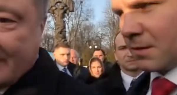 Už neteisingus klausimus užduodantiems piliečiams, Ukrainos prezidentas pasamdė telefonų išmušinėtoją iš rankų