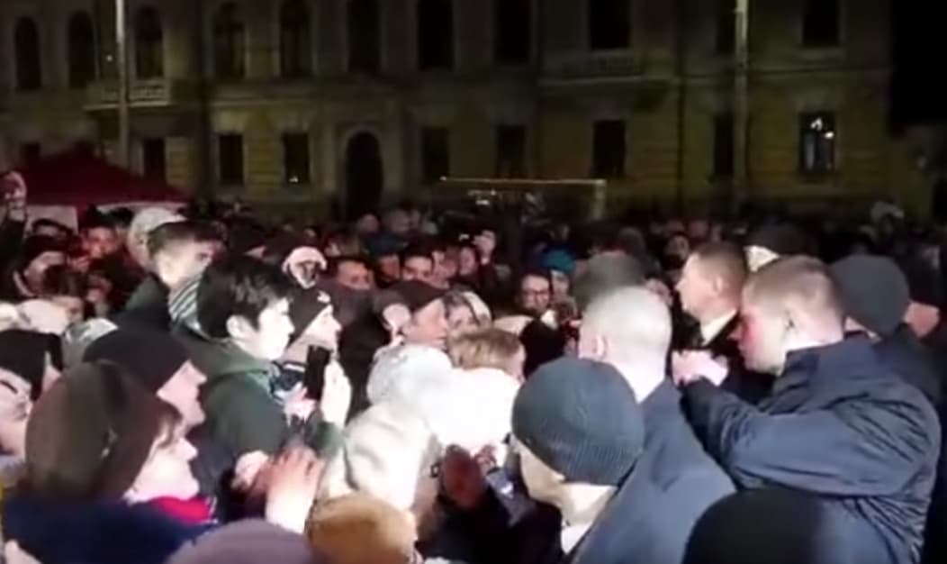 Įspūdinga, kaip elgiasi Lietuvos draugo P. Porošenkos žaliukai ir kokiais „verslais“ užsiima pats Ukrainos vadovas