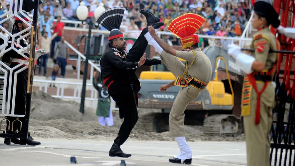 Indijos ir Pakistano sienos uždarymo ceremonija Kašmyre.