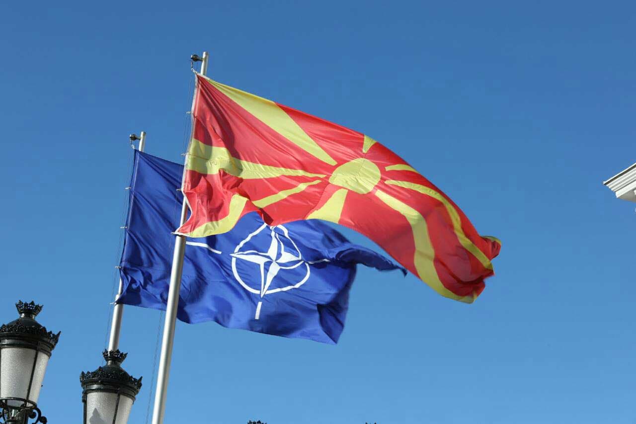 Šiaurės Makedonijos ir NATO vėliavos plazda viena šalia kitos. balkaneu.com nuotr.