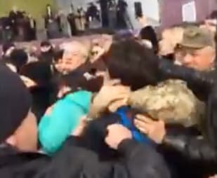 Lietuvos remiamo draugo, Ukrainos prezidento Petro Porošenkos samdiniai toliau mitinguose muša žmones