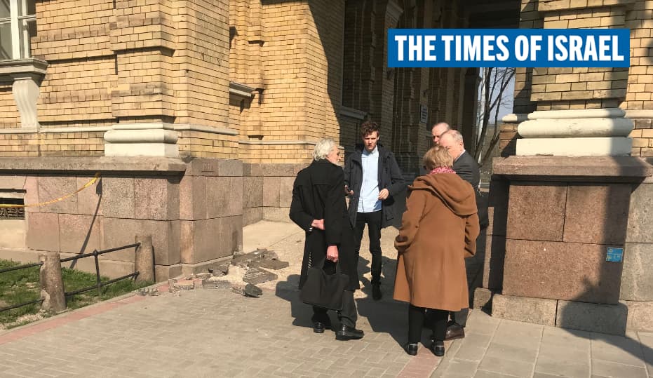THE ISRAEL TIMES: S. Tomas suniokojo nacių kolaboranto atminimo lentą ir pasidavė policijai
