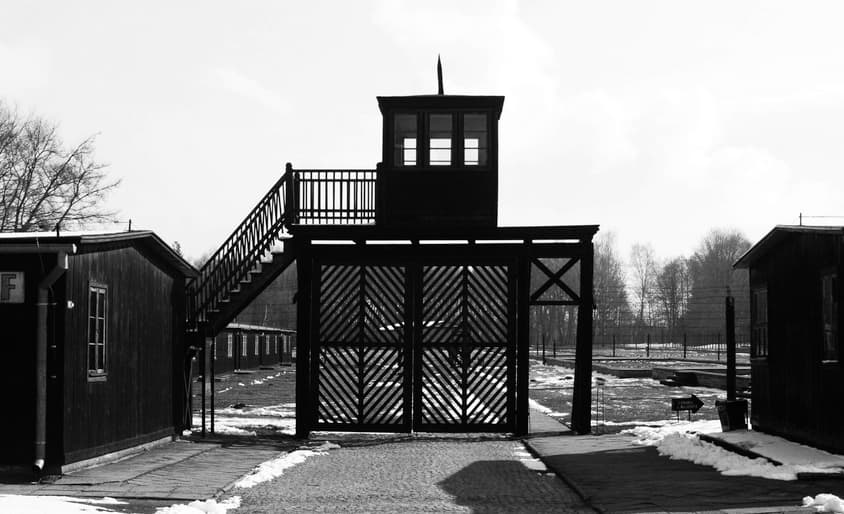 Įėjimas į Štuthofo koncentracijos lageris, kuriame, turint garbės kalinio statusą, teko dalį laiko praleisti ir Jonui Noreikai (Generolui Vėtrai). Nuotr. wikipedia.org
