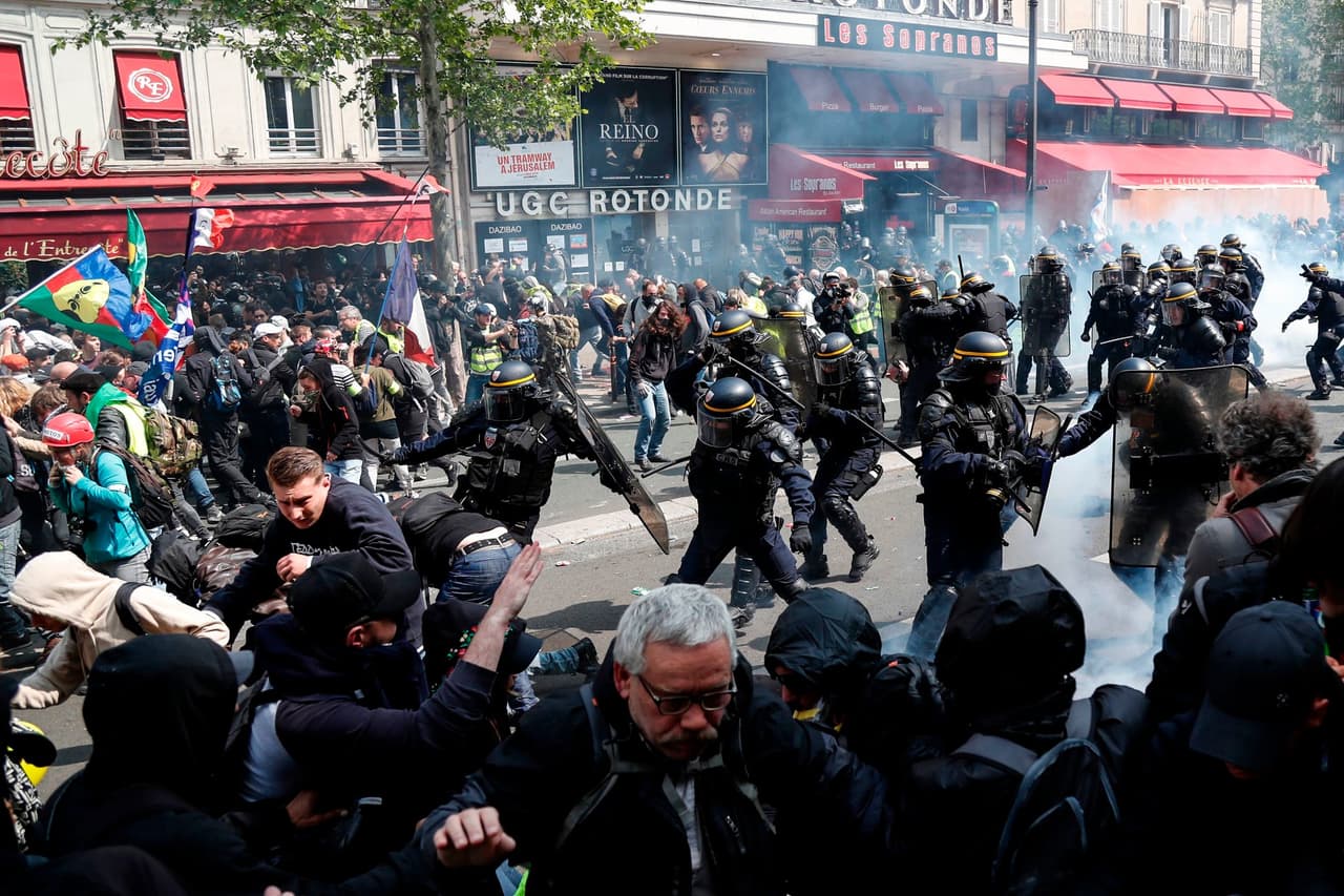 Gegužės 1-osios protestų Paryžiuje metu policija suiminėjo žmones, o E. Makronas savo pažadų vis netesi