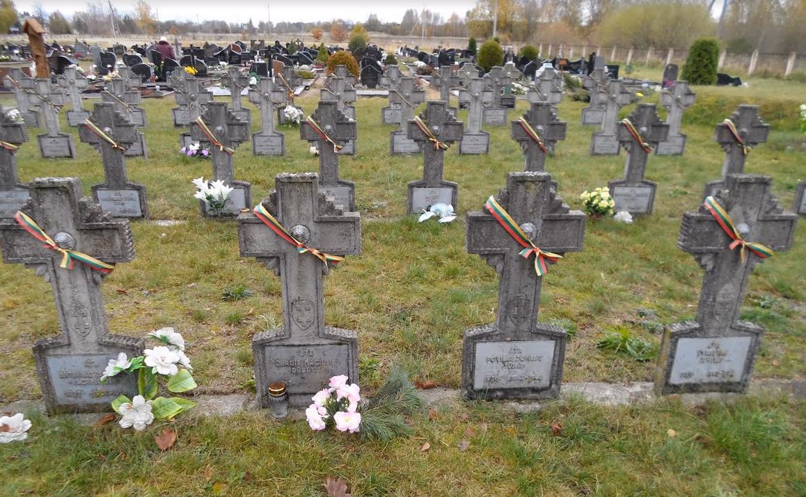 Pokario partizanų kapai Troškūnų kapinėse.