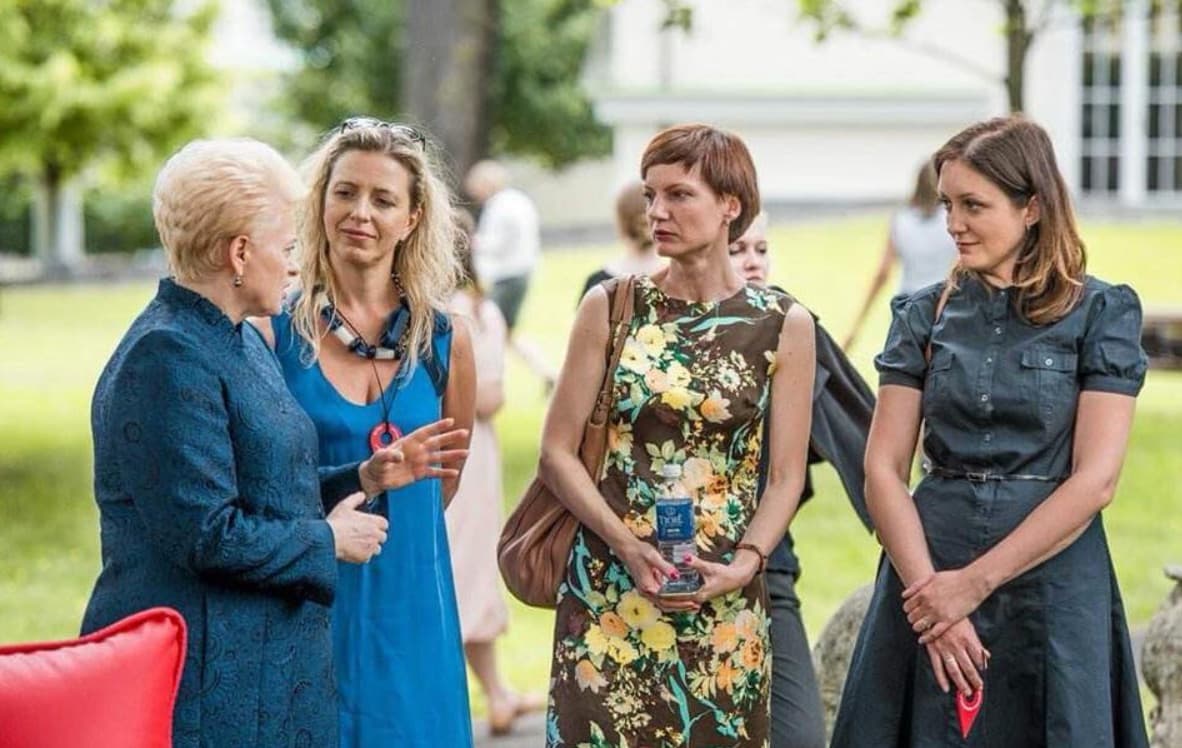 Antra iš dešinės – Monika Garbačiauskaitė-Budrienė (Gebesčiauskaitė). Nuotr. facebook.com