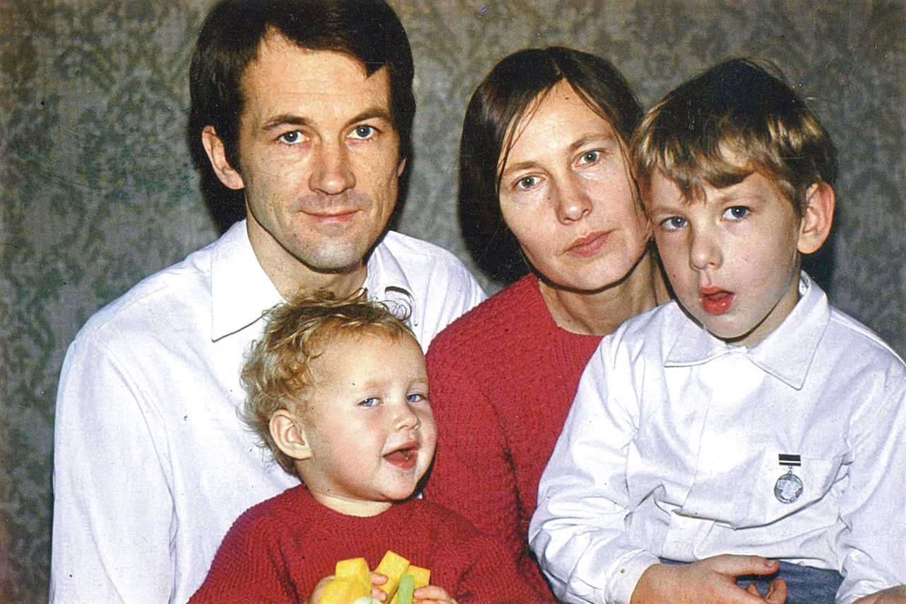 Romualdas ir Irena Ozolai su sūnumi Džiugu ir dukra Jurga (1976 metai). Nuotr. A. Kunčiaus