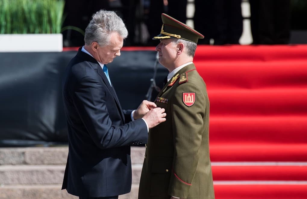 Generolas majoras Valdemaras Rupšys (dešinėje). Nuotr. kam.lt